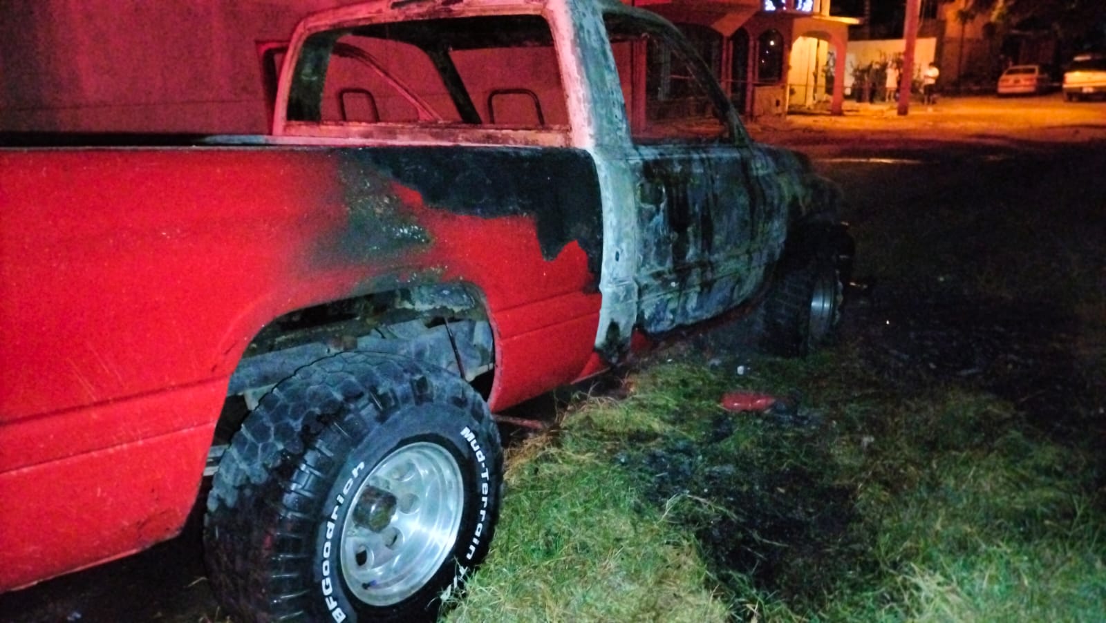 Muere calcinada una persona en el interior de una camioneta en Los Mochis
