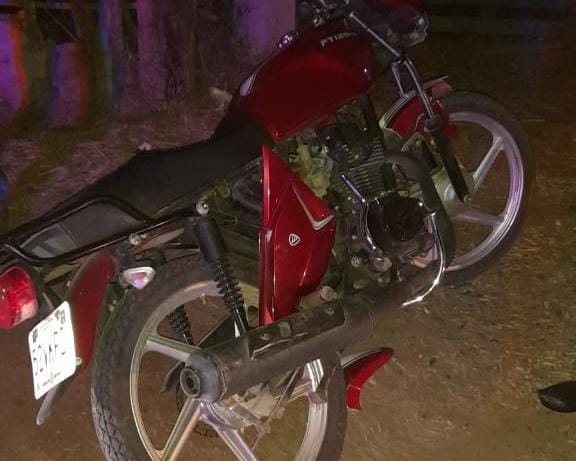 Mujer motociclista resulta lesionada al impactarse contra una camioneta que invadió carril en Guasave