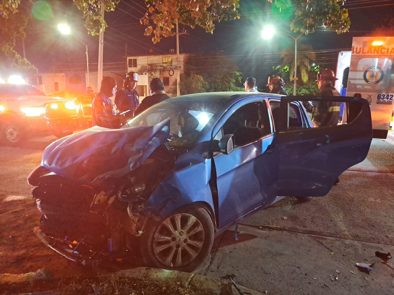 Mujer resulta lesionada y queda atrapada entre los fierros retorcidos tras choque en Culiacán