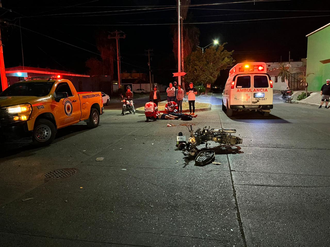 Mujeres motociclistas sufren accidente al ser embestidas por un vehículo en Los Mochis