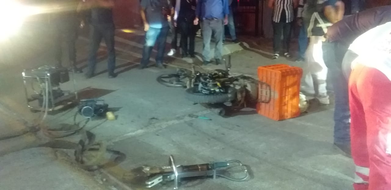 Niño quedó prensado con su cobija en la cadena de una moto tras un choque en Guasave