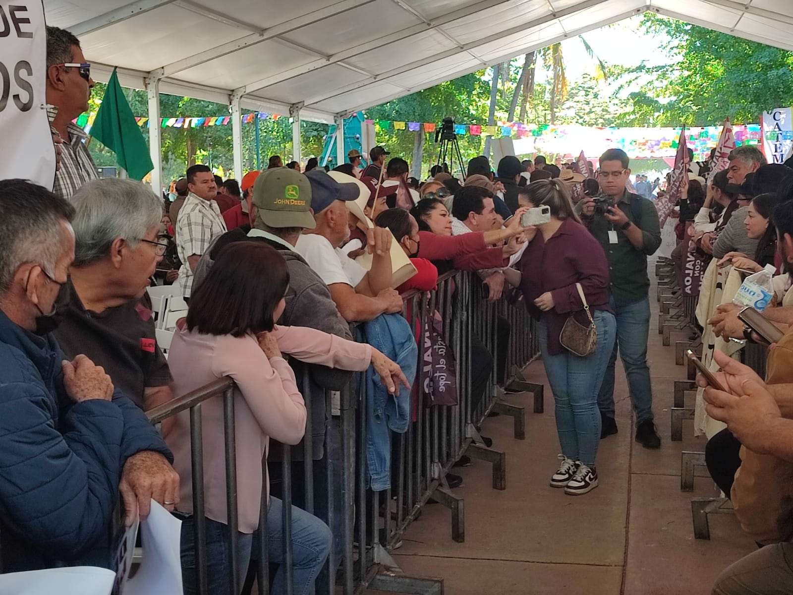 ¡Abajo! No dejan subir a aspirantes al templete en evento de Sheinbaum en Guasave; las reubican detrás de las vallas