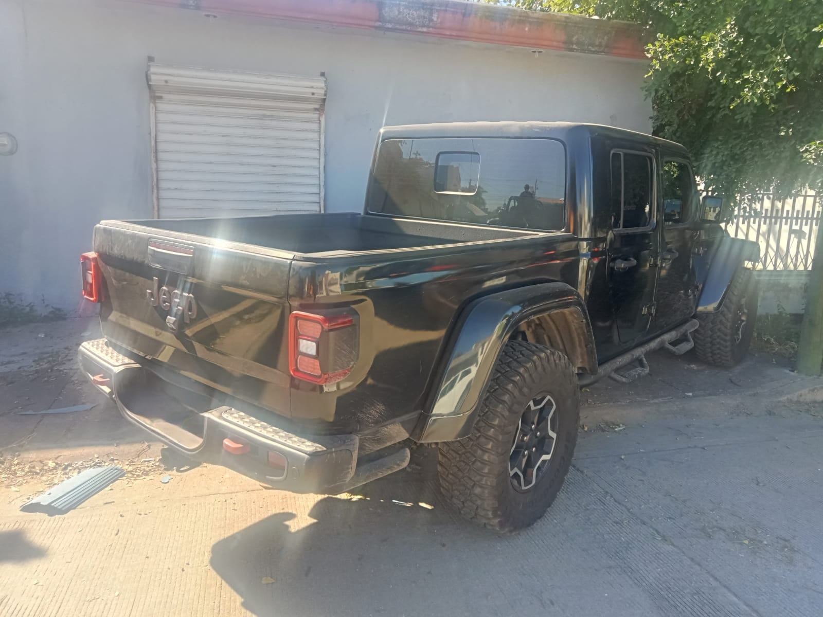 En Culiacán, la PEP recupera un Jeep Gladiador que fue robado en Sonora
