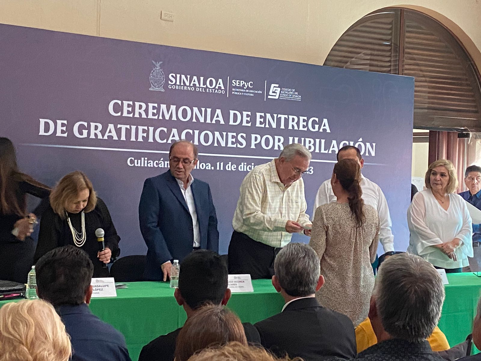 Pagan gratificación por jubilación a 46 trabajadores de COBAES