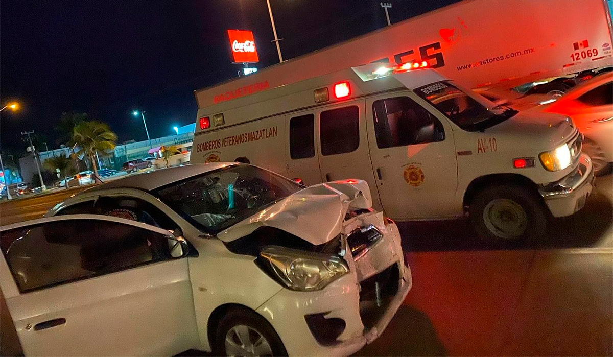Por culpa de tráiler, madre e hija tienen accidente en Mazatlán