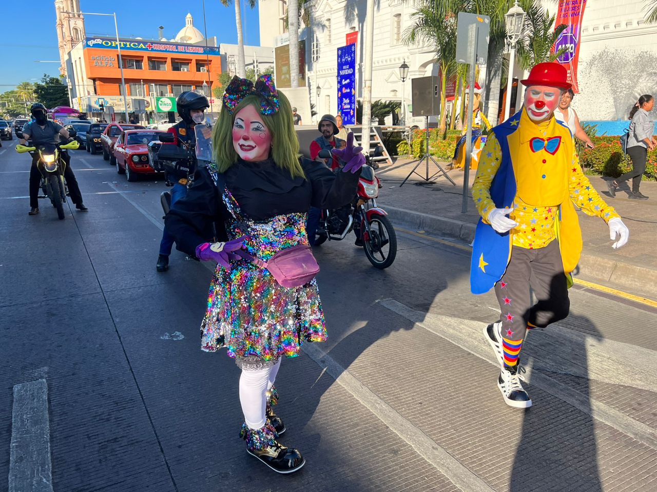Payasos celebran su día con divertido desfile por las calles de Culiacán