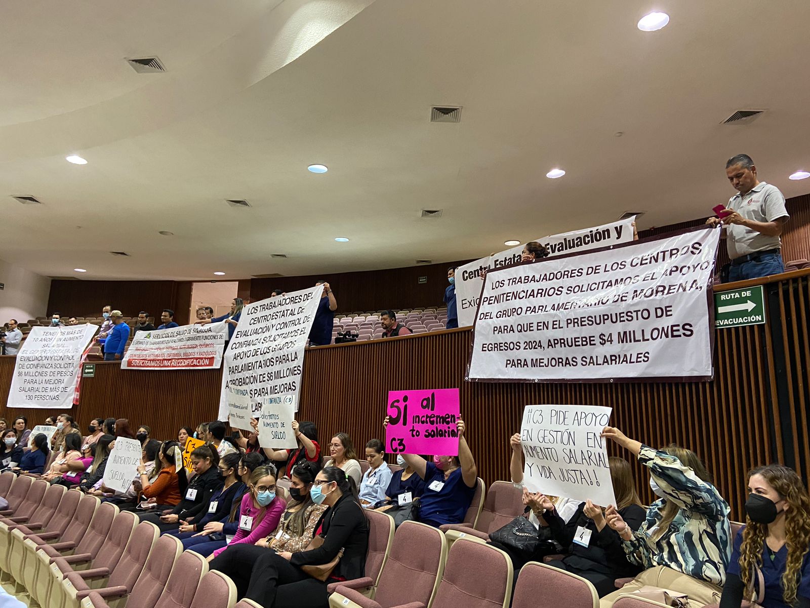 Personal del Centro de Control y Confianza de la SSPE, realizan manifestación pacífica en el Congreso