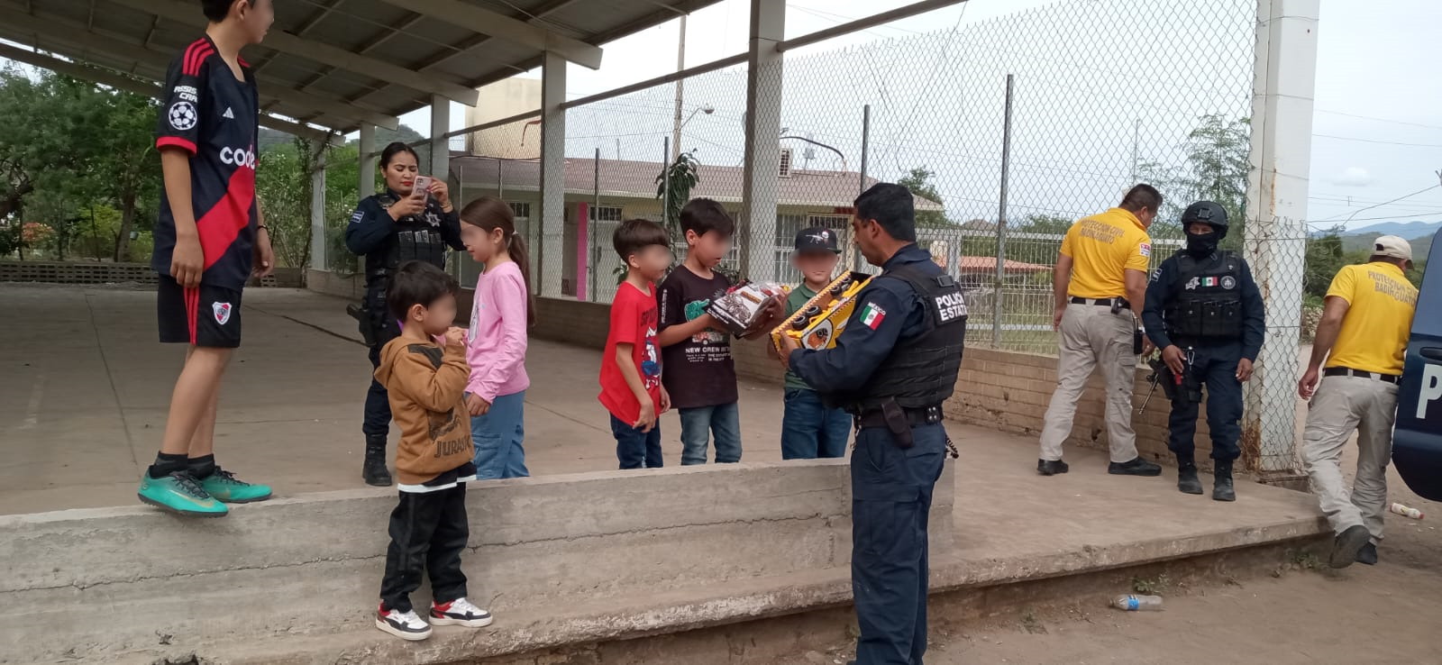 Personal de Seguridad en Badiraguato lleva alegría a niños y niñas con regalos navideños