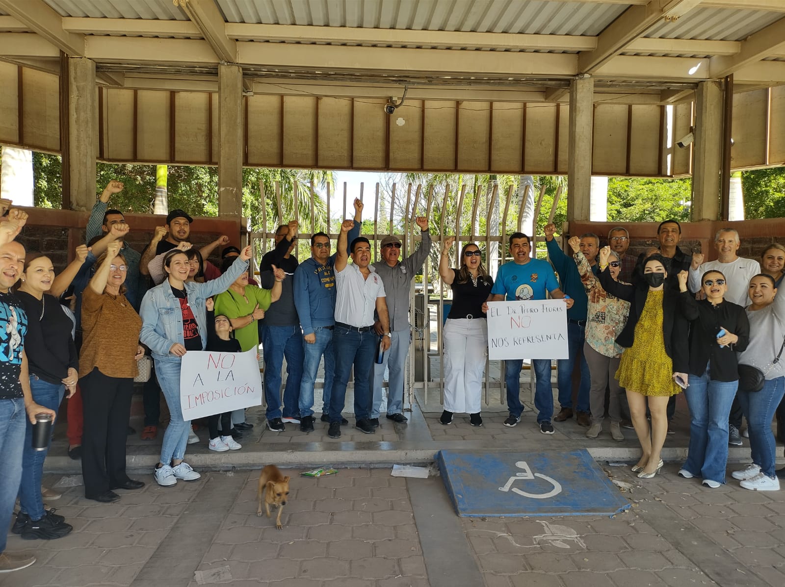 Personal docente y administrativo se manifiesta y cierra las instalaciones de la UAdeO Guasave