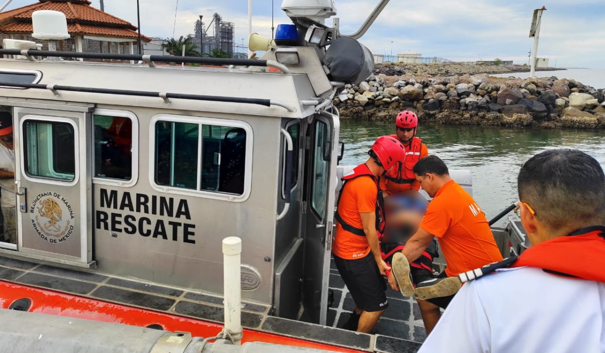 Pescador sufre accidente arriba de su embarcación, personal de la Marina en Topolobampo lo rescata
