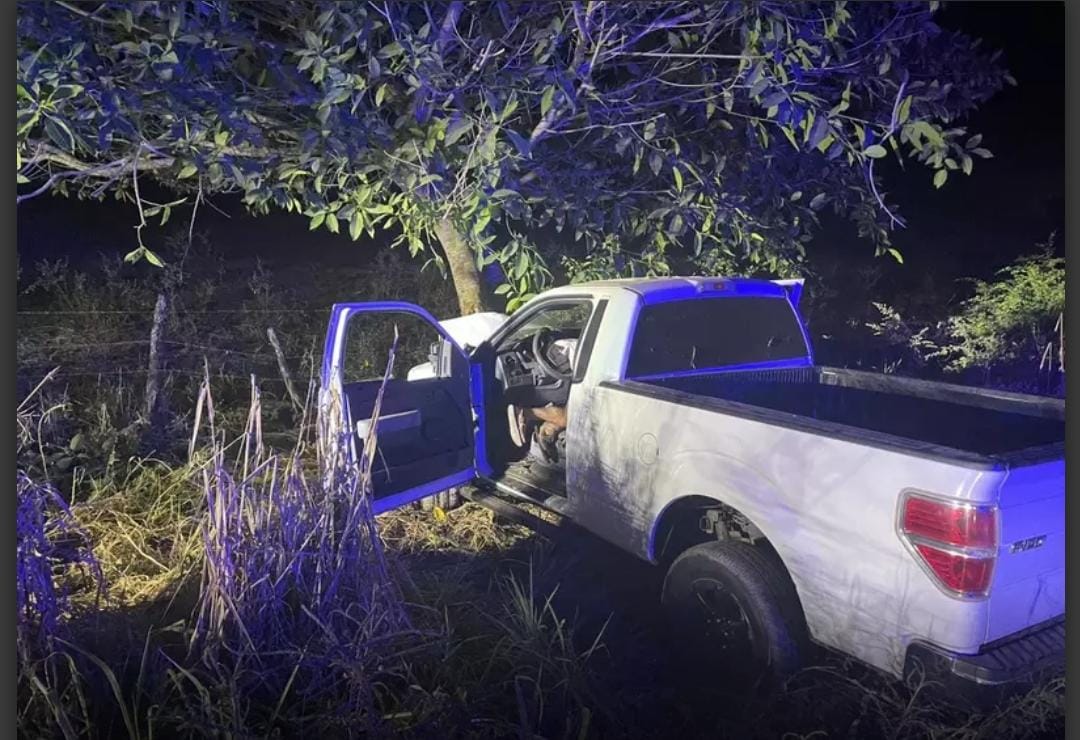 Pierde el control de su camioneta y se impacta contra árbol sobre la Escuinapa-Teacapán