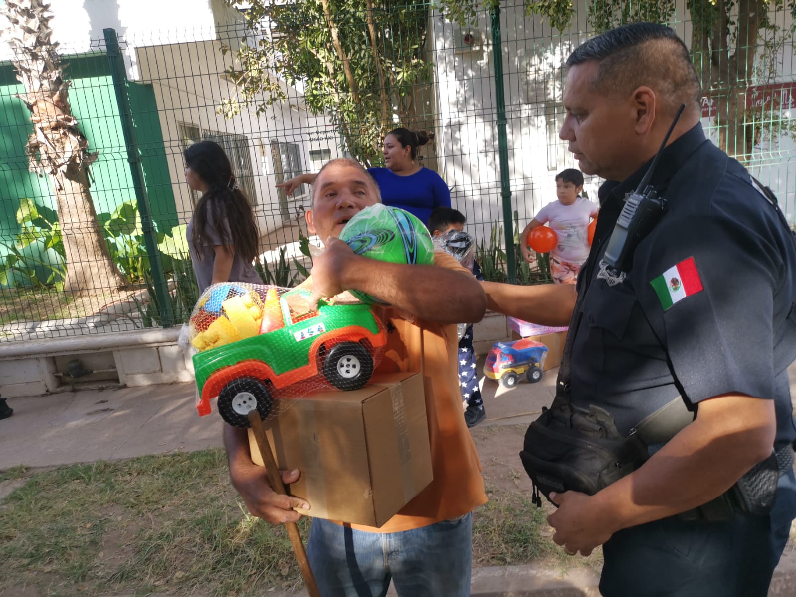Policías de Ahome reparten 7 mil 500 sonrisas en el “Policlaus” 2023