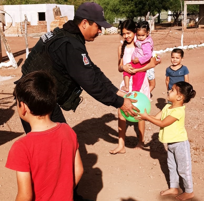 Policías de Sinaloa municipio reparten alegría por Navidad con el ‘Policlaus’