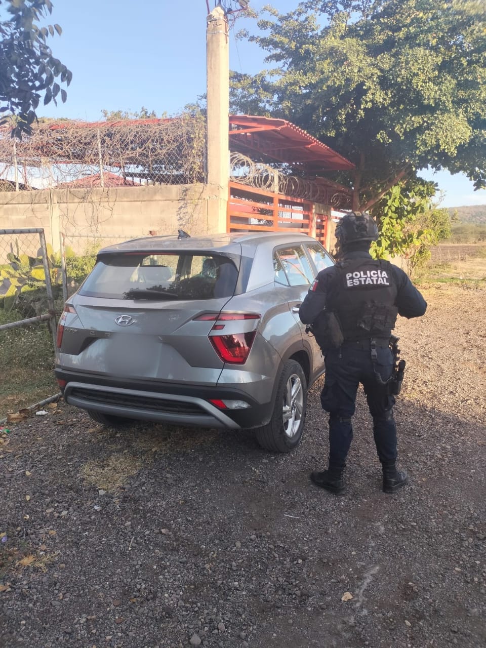 Policías estatales recuperan por GPS una camioneta 2024, horas después de ser despojada en Culiacán