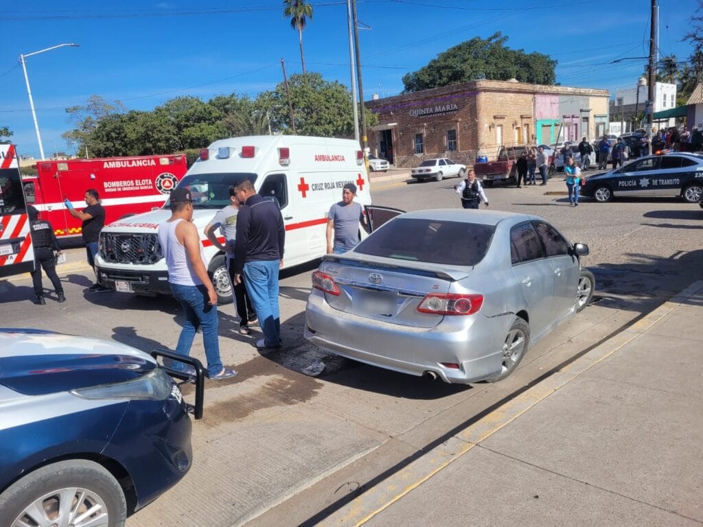 Por ganarle el paso, tren impacta el auto de una mujer en La Cruz de Elota