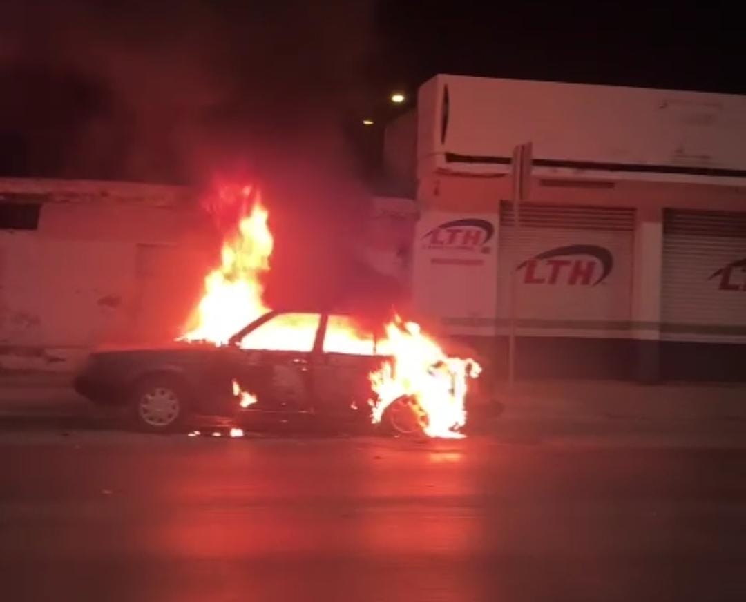 Por posible falla eléctrica automóvil termina incendiado sobre Gabriel Leyva en Mazatlán