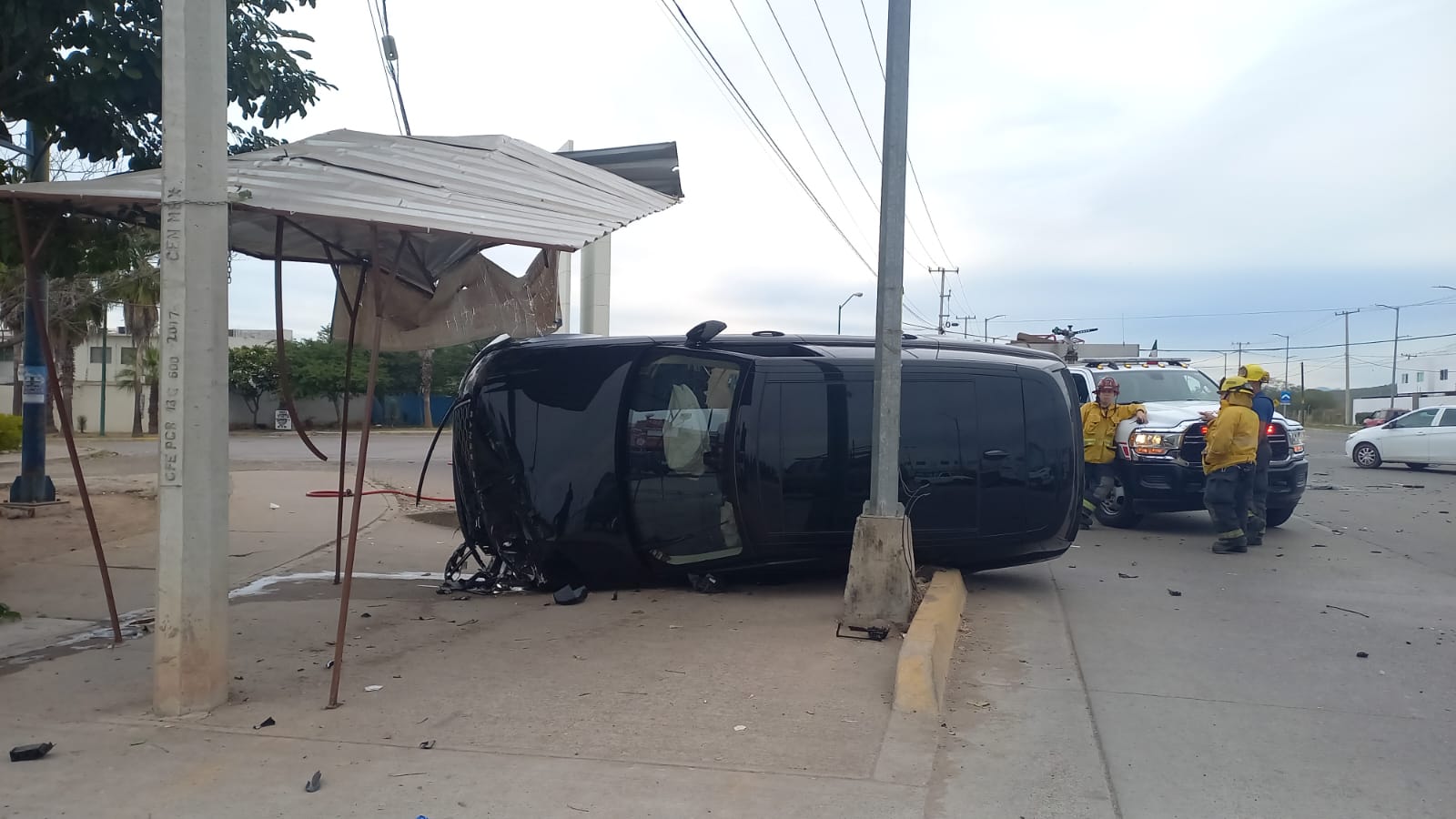 Range Rover termina volcada tras choque sobre la carretera Culiacán-Imala