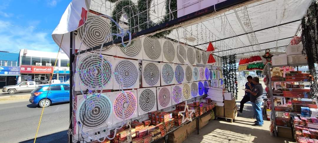 Retiran dos puestos de luces navideñas que estaban cerca de una gasolinera en Culiacán
