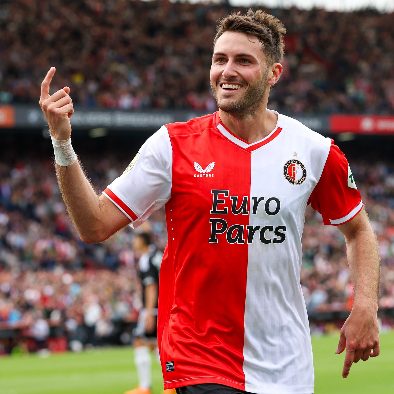 Santiago Giménez anota con el Feyenoord y hace historia en la Eredivisie