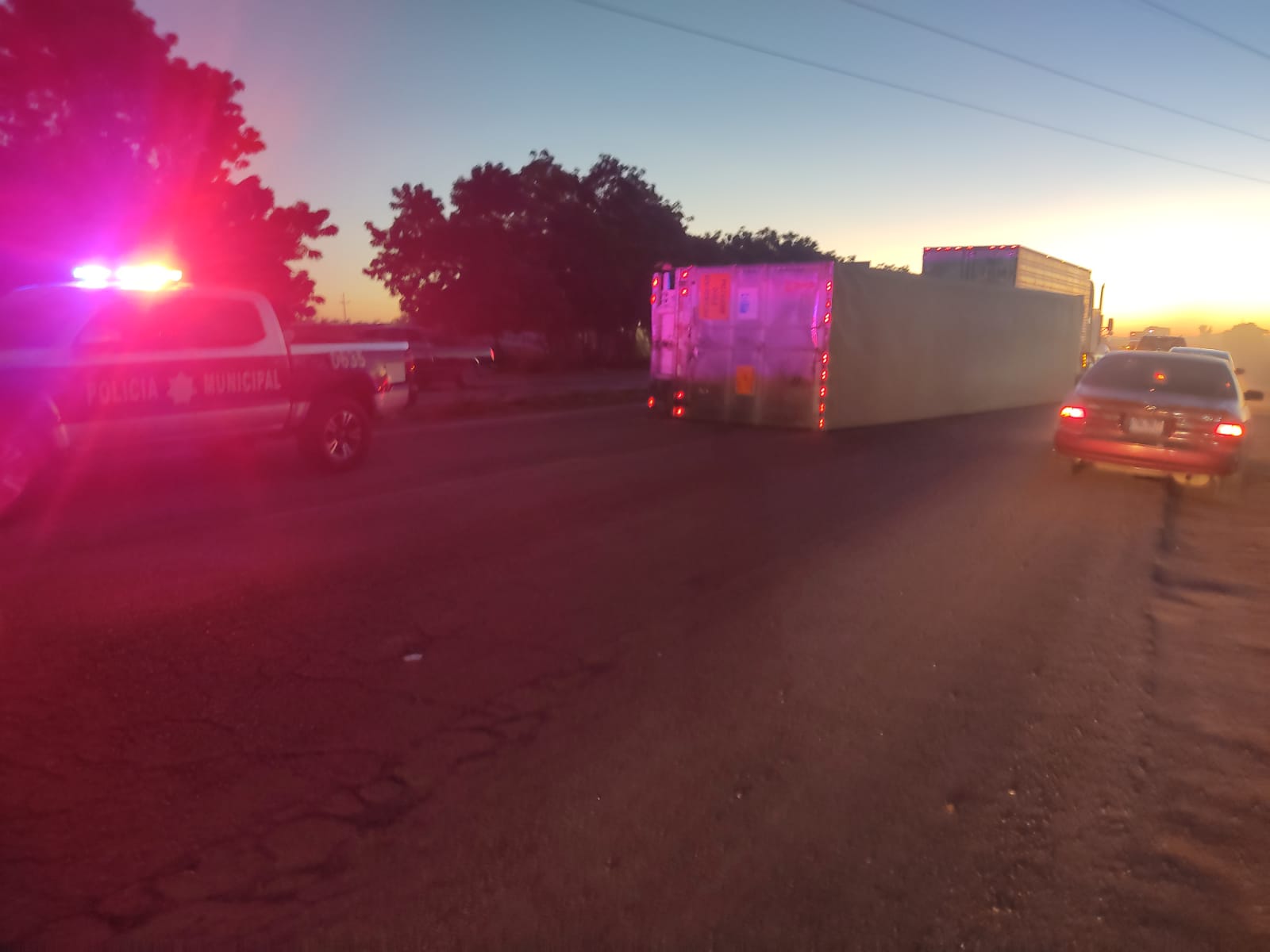 Se desprende caja de tráiler sobre la México 15, en Guasave; sólo hubo daños materiales