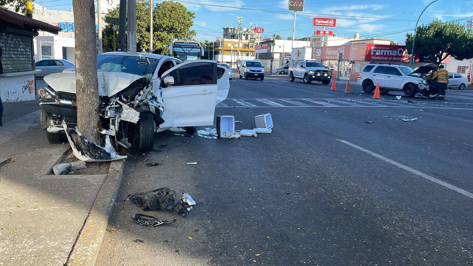 Se impactan dos vehículos en crucero de Culiacán; uno de los conductores estaba ebrio