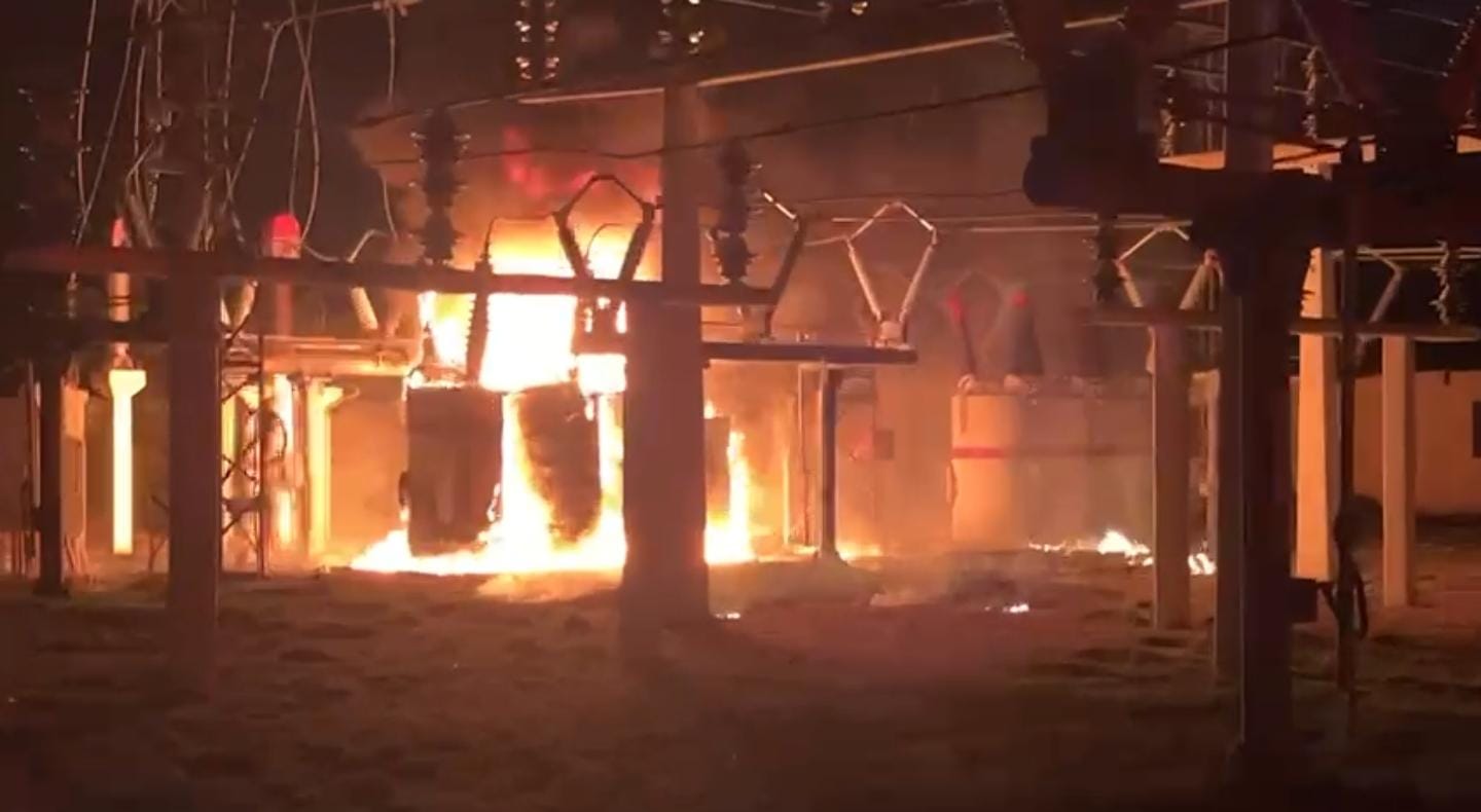 Se incendia subestación de CFE en Los Mochis; ocasiona apagón en diversos sectores