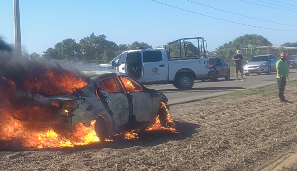 Se incendia vehículo en la carretera a Mayocoba, Ahome; los tripulantes logran salir a tiempo