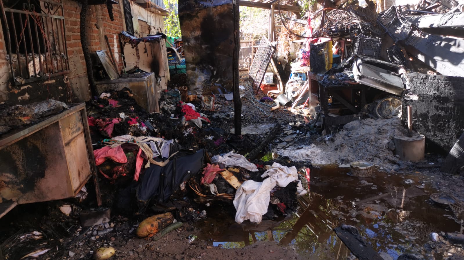 Se incendia vivienda en la colonia 28 de Junio de Los Mochis; una mujer adulta resultó intoxicada