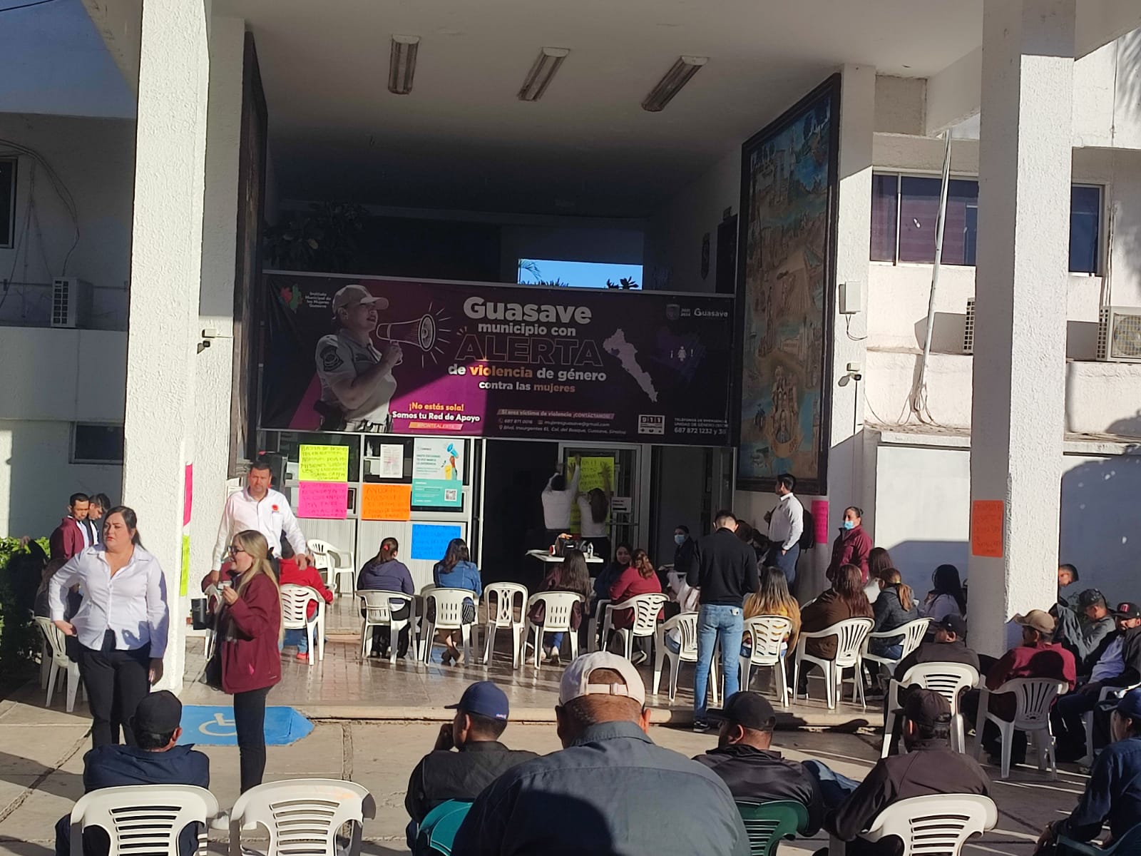Se manifiestan integrantes del Satag afuera del Ayuntamiento de Guasave