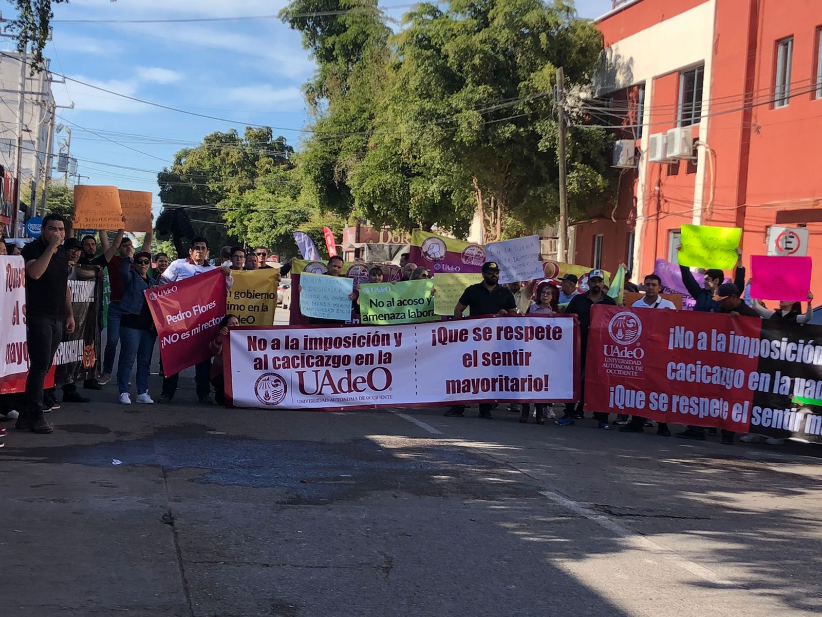 Se manifiestan trabajadores de la UAdeO en la Unidad del centro de Guasave; acusan imposición del rector