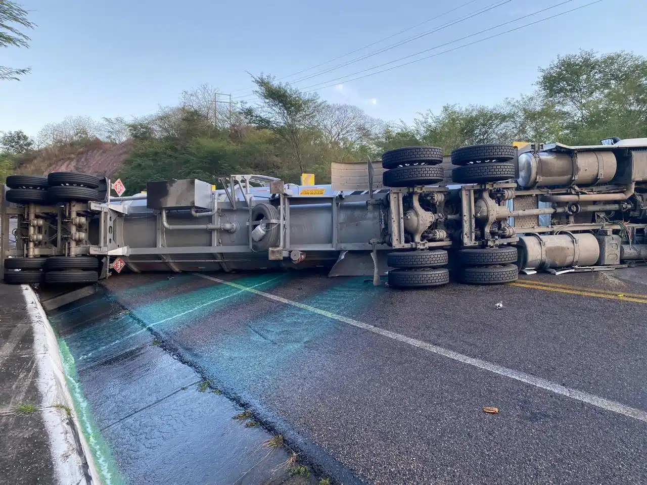 Se registra choque de dos tráileres sobre la autopista Mazatlán-Durango