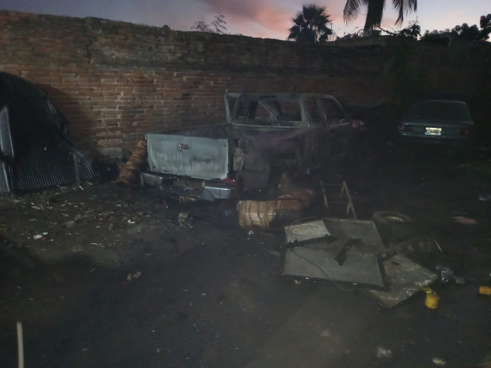 Se registra fuerte incendio en el interior de un taller mecánico en Villa Unión