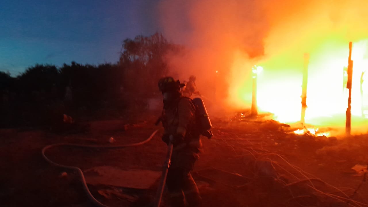 Se registra un fuerte incendio en una casa en la ampliación Loma Bonita en Mazatlán