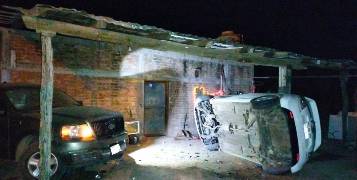 Se sale del camino con su camioneta y se impacta contra una vivienda en Caimanero, Mocorito
