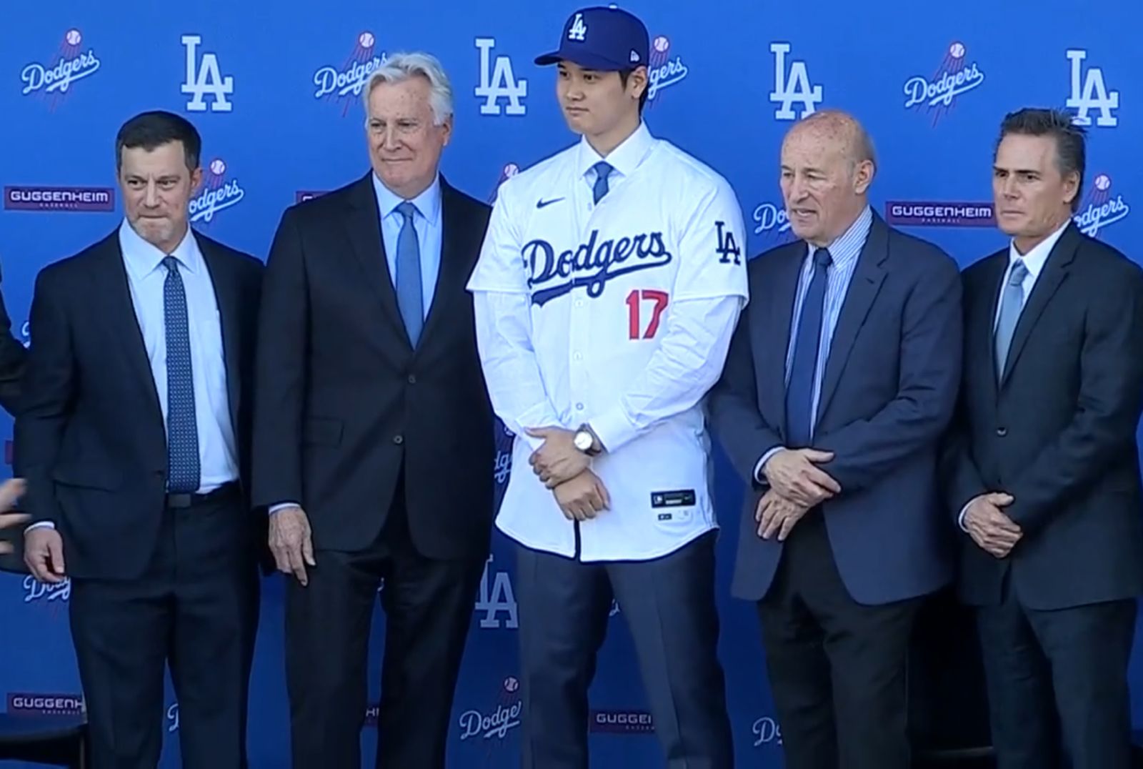 Shohei Ohtani es presentado por los Dodgers de Los Ángeles ante los medios de comunicación
