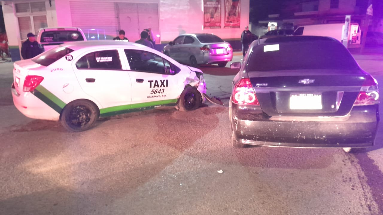 Taxi choca contra un vehículo en el centro de Guasave