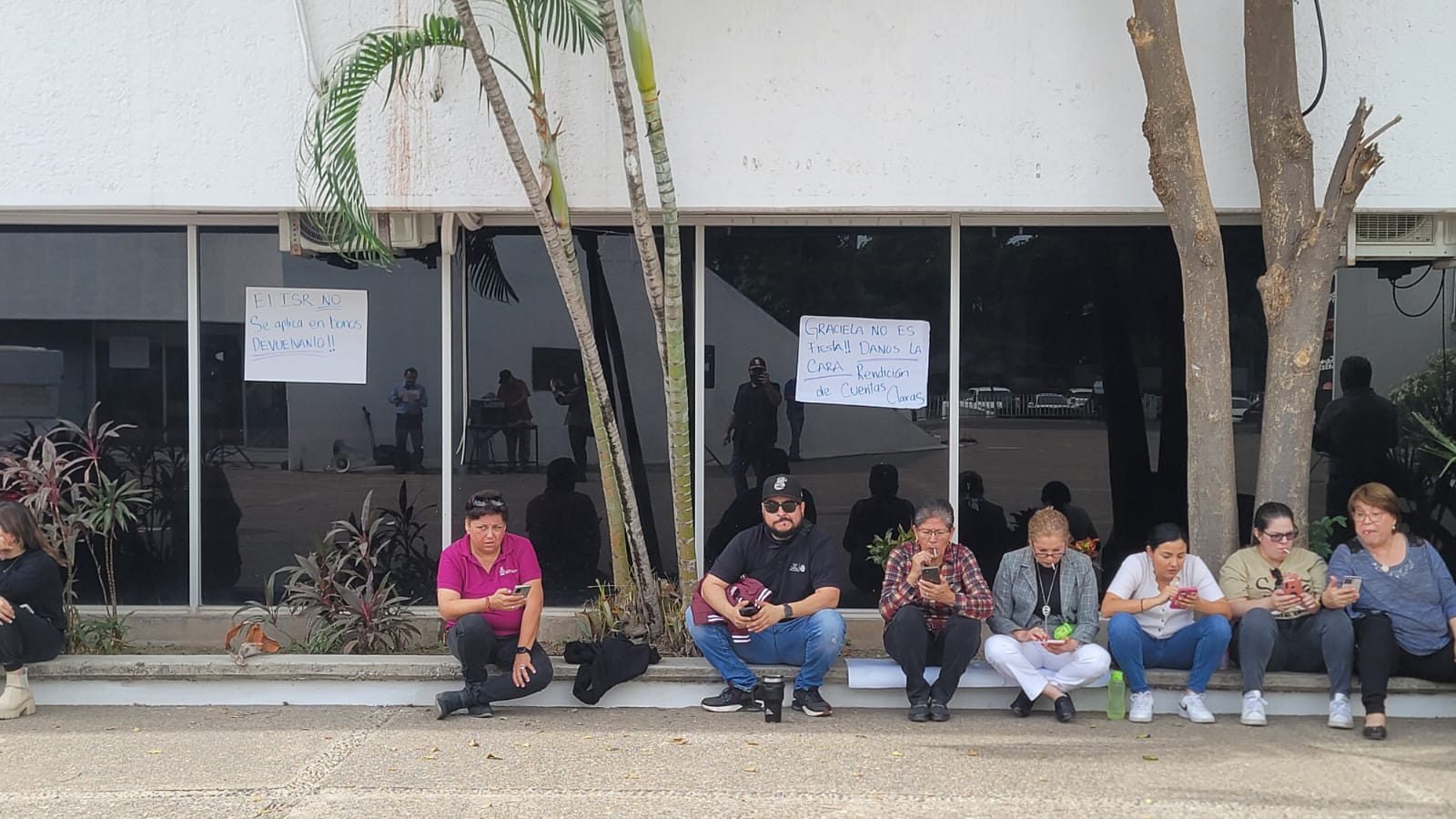 Trabajadores administrativos de la Educación mantiene manifestación en la SEPyC