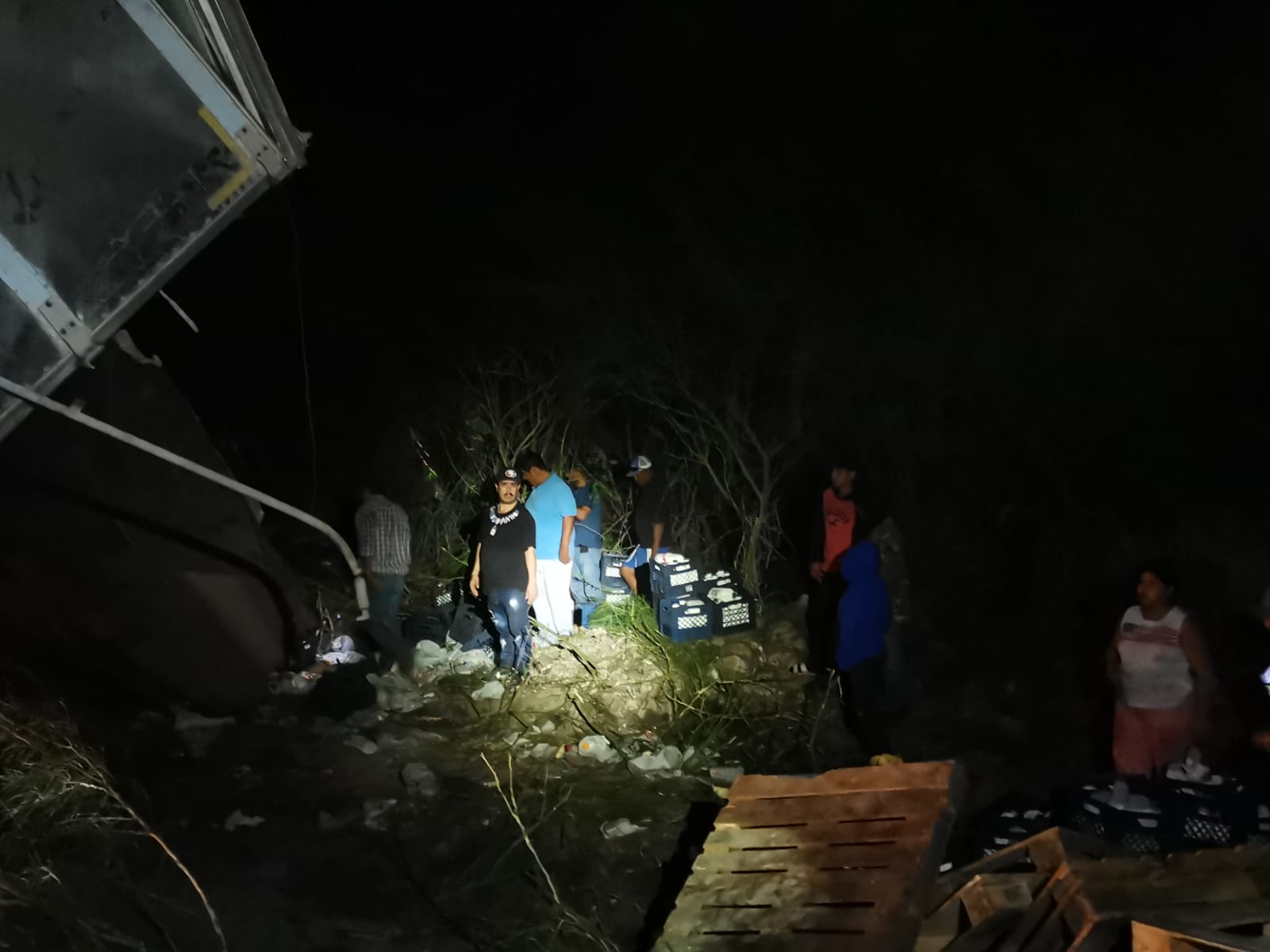 ¡Se llevan toda la leche! Tráiler cargado con litros del lácteo volcó sobre el Libramiento Oriente en Ahome