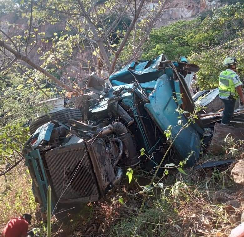 Tráiler cargado de productos lácteos cae a un barranco en la comunidad de Pánuco, perteneciente a Concordia