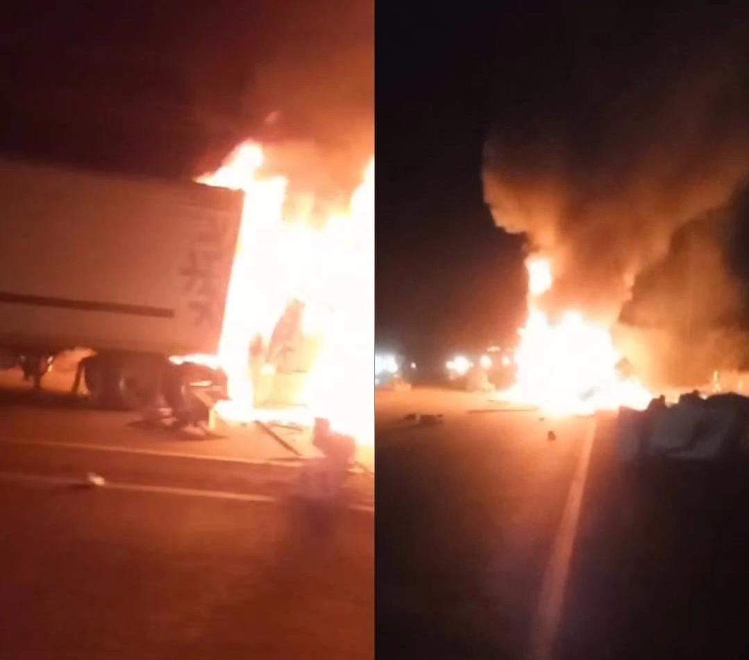 Tráiler se incendia tras choque sobre La Costera, en La Platanera, Navolato