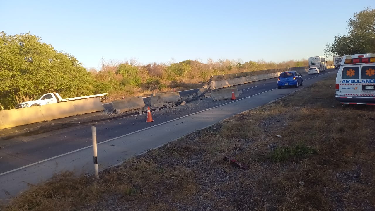 Trailero huye de grupo armado y sufre accidente en la Maxipista Culiacán-Mazatlán, en Elota