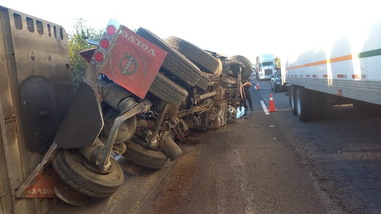 Tráiler vuelca sobre la autopista Mazatlán Culiacán en los límites de San Ignacio