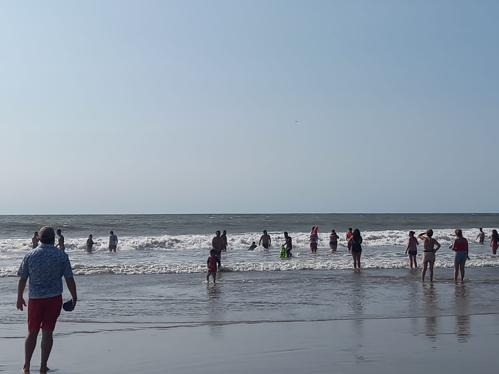 ‘Turistas deben pedir recomendación a salvavidas antes de entrar al mar’: Protección Civil