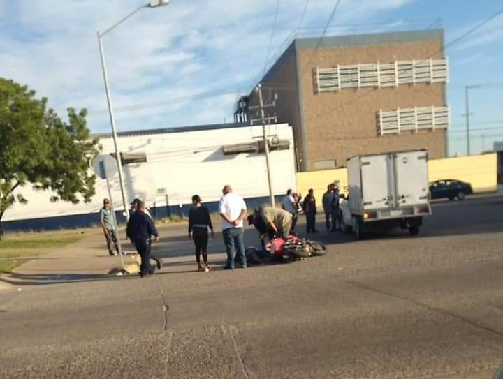 Un hombre resulta lesionado luego de chocar en su motocicleta contra una camioneta en Mazatlán