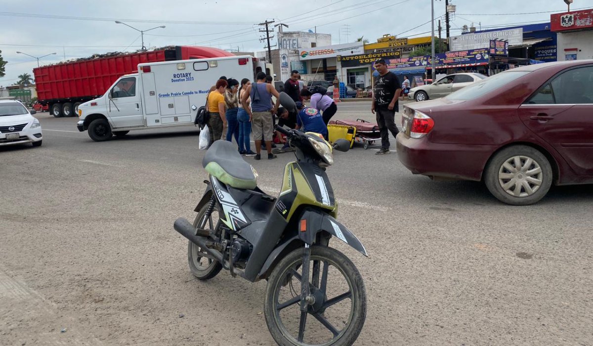 Joven motociclista resulta lesionada luego de ser atropellada por camioneta en Villa Unión