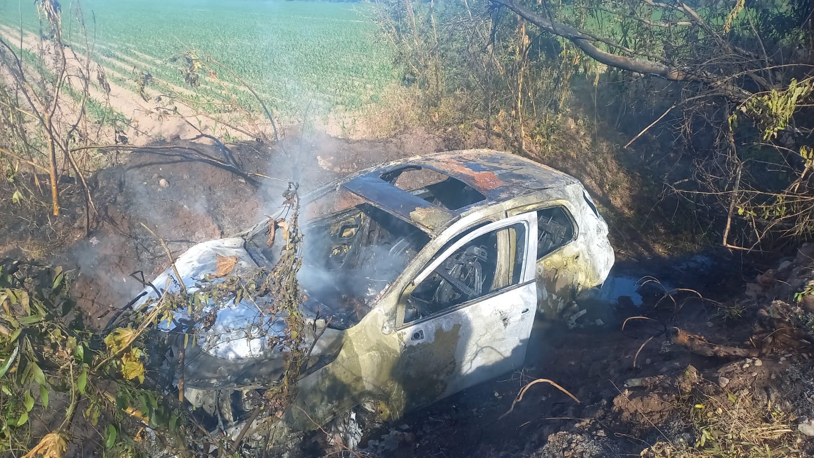 Vehículo se incendia después de chocar contra un muro de concreto en Stanza Toscana, Culiacán; los ocupantes se van