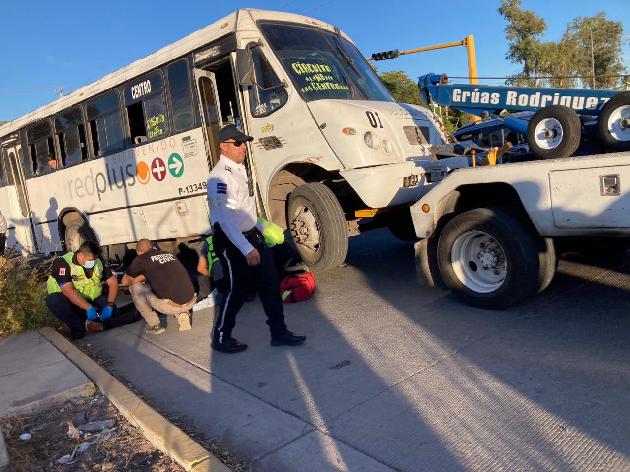 ¡Vive de milagro! Motociclista queda prensado debajo de camión urbano tras accidente en Los Mochis