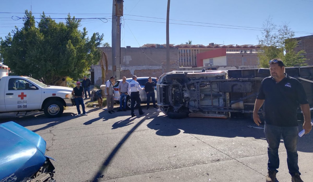 Volcadura en el sector centro de Los Mochis deja dos personas lesionadas