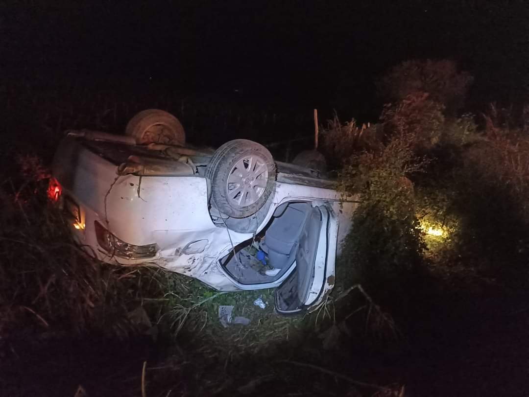 Volcadura deja tres lesionados durante la madrugada en la comunidad de El Walamo