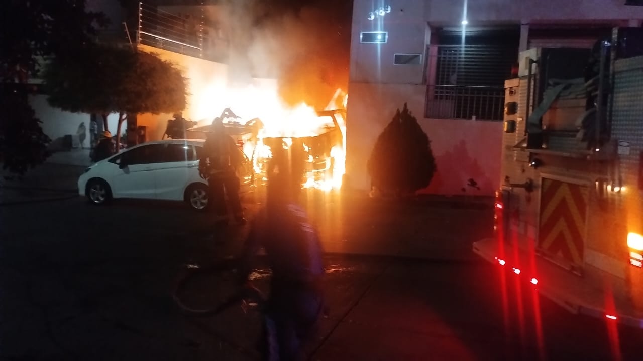 Voraz incendio arrasa con dos camionetas en cochera de un domicilio de Loma Linda, en Culiacán